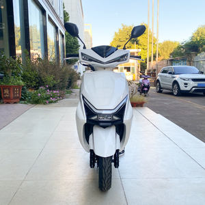 Scooter à essence M12 blanc <span class=keywords><strong>50cc</strong></span> pour adultes 60 km/h pneus 10 pouces pare-brise freins à disque et à tambour avec coffre adapté - Product Image 1