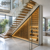 Armoire à vin sur mesure sous les escaliers, encastrée et inclinée, pour le rangement de bouteilles en verre, idéale pour les duplex modernes