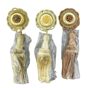 Vente en gros d'accessoires pour rideaux en polyester bon marché pompon décoratif en textile ménager avec épingle de sûreté - Product Image 1