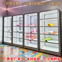 Vitrine d'exposition futuriste, écologique et durable avec écran LED et étagères à niveaux pour la récompense de prix en arcade