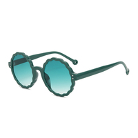 Lunettes de soleil tendance pour femmes Twooo T1135 en gros, monture ronde ondulée mignonne pour filles, 2024