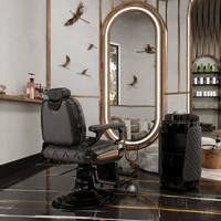 Salon de coiffure moderne de luxe léger, design intérieur complet, cloison en métal or champagne, comptoir de réception incurvé, mobilier de barbier