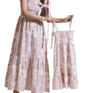 Robe d'été personnalisée à volants et smockée en tissu de coton imprimé maman et moi - Product Image 1