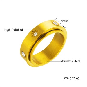 Vente en gros de bijoux minimalistes, anneaux de doigt en acier inoxydable plaqué or fin avec charme en zircon, pour femmes et hommes - Product Image 3