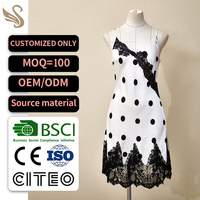 Robe nuisette personnalisée OEM ODM à pois blancs avec bordure en dentelle noire et bretelles spaghetti