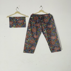 Conjunto de Pijama con Estampado Floral, Ropa de Dormir con Estampado Floral Hecho a Mano, Disponible a Precio de Mayoreo - Product Image 3