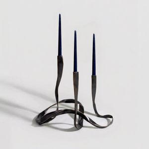 Support à bougies en aluminium fait main Blackbuck avec trois bougies bleues, écologique et durable pour la décoration de la maison - Product Image 1