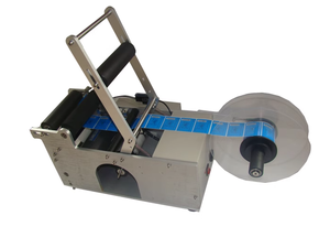 Machine d'étiquetage semi-automatique de bureau pour bouteilles rondes, pots et canettes de vin, boissons et spiritueux, avec application d'autocollants. - Product Image 5