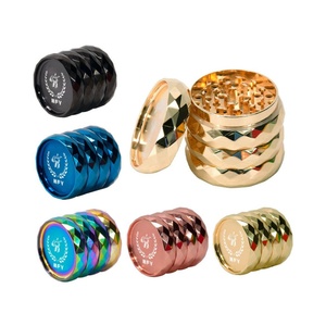 Molinillo de hierbas de diamante lateral con rombos de nuevo diseño con logotipo personalizado, Manual de Metal de 63mm, Zinc, cuatro capas, trituradora de molienda para tienda de tabaco, humo - Product Image 1