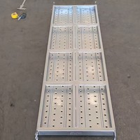 Échafaudage mobile sur roulettes avec garde-corps de sécurité pour les projets de finition intérieure et de rénovation de bâtiments