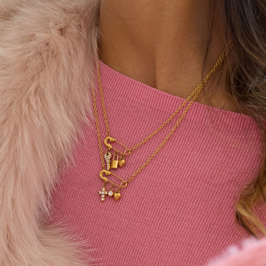 Collier ras du <span class=keywords><strong>cou</strong></span> tendance en acier inoxydable plaqué or 18 carats avec pendentif épingle <span class=keywords><strong>de</strong></span> sûreté, breloques croix, fermoir mousqueton et pavé <span class=keywords><strong>de</strong></span> zircones cubiques pour <span class=keywords><strong>femme</strong></span> - Product Image 2