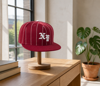 Casquette de baseball structurée à 6 panneaux, brodée sur mesure, style sportif, motif fruit, bordeaux à fines rayures blanches, visière plate, ajustable