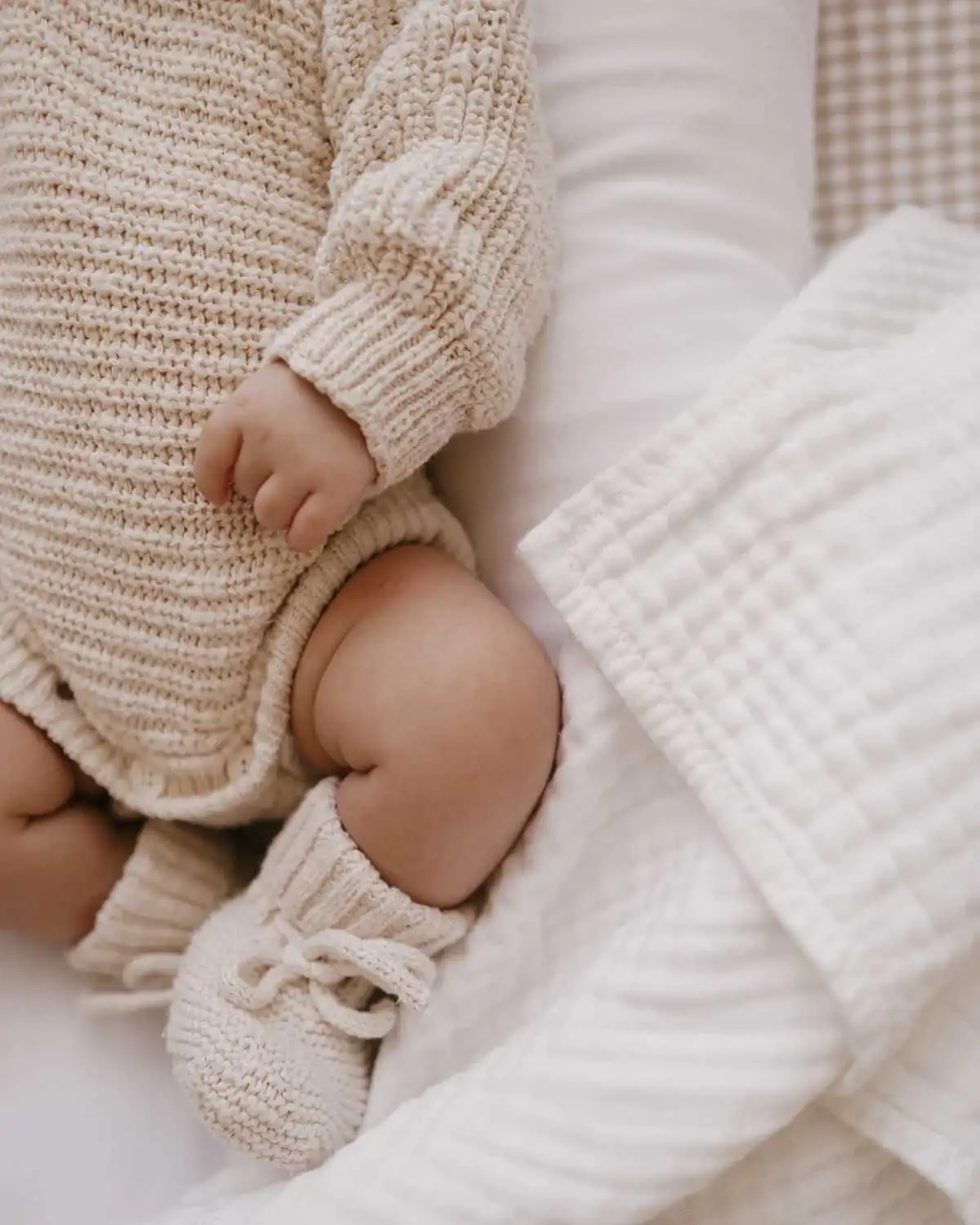 Mameluco de punto de algodón orgánico de manga larga liso a rayas de primavera para recién nacidos de nuevo diseño 2024