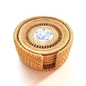 Dessous de verre ronds en rotin avec cœur en porcelaine du Vietnam, lot de 6 pièces avec support - Product Image 1