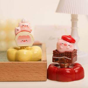 Décoration de tableau de bord de voiture en forme de petit <span class=keywords><strong>cochon</strong></span> rotatif, jouet tournant pour la maison et <span class=keywords><strong>le</strong></span> bureau, vente en gros - Product Image 3