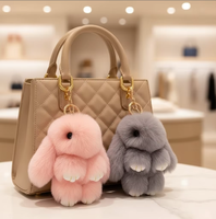 Porte-clés Lapin en Peluche Doux et Moelleux de 15 cm avec Pompon en Fausse Fourrure, Idéal pour Voiture, Sac ou comme Cadeau