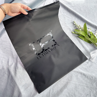 Sacs d'emballage en plastique personnalisés en gros, sacs givrés noirs à fermeture éclair pour vêtements, sacs refermables réutilisables avec logo de marque