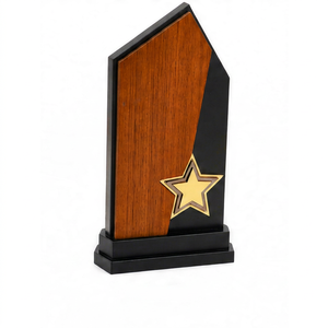Plaque de récompense élégante en bois offrant un look professionnel pour les conférences, les séminaires et les célébrations annuelles d'entreprise. - Product Image 1