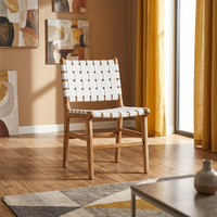 Rendez chaque coin plus accueillant avec une chaise en teck qui met en valeur de belles textures de bois et un savoir-faire intemporel.