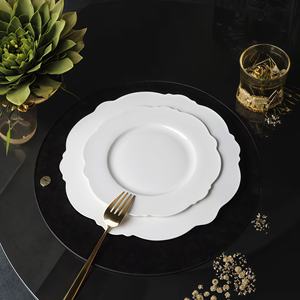 Piring pernikahan tepi bergigi putih grosir, piring makan malam daun teratai tulang cina, piring pengisi daya Renda keramik - Product Image 4