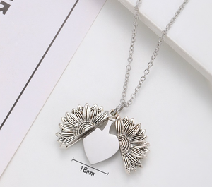 Collana con Ciondolo Girasole Retrò, si Apre per Rivelare un <span class=keywords><strong>Cuore</strong></span> Vuoto su Cui Puoi Incidere il Tuo Nome, Realizzata in Acciaio Inossidabile - Product Image 2