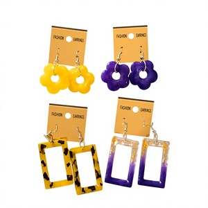 Boucles d'oreilles créoles tendance en résine, motif floral rectangulaire, imprimé léopard jaune et violet, bijoux fantaisie pour femme - Product Image 1
