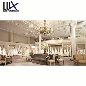 Fournisseurs de haute qualité Vitrine en bois Comptoir de magasin de vêtements Conception de table de réception Présentoir de robe de mariée de haute qualité - Product Image 2