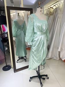 Abito da sera elegante verde menta in raso 2026 con scollo asimmetrico, maniche lunghe, spacco in vita, lunghezza al ginocchio, decorazioni drappeggiate con paillettes - Product Image 1