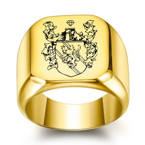 Bague carrée en acier inoxydable pour homme, gravée au laser, motif bouclier, couleur or, pour usage quotidien - Product Image 1