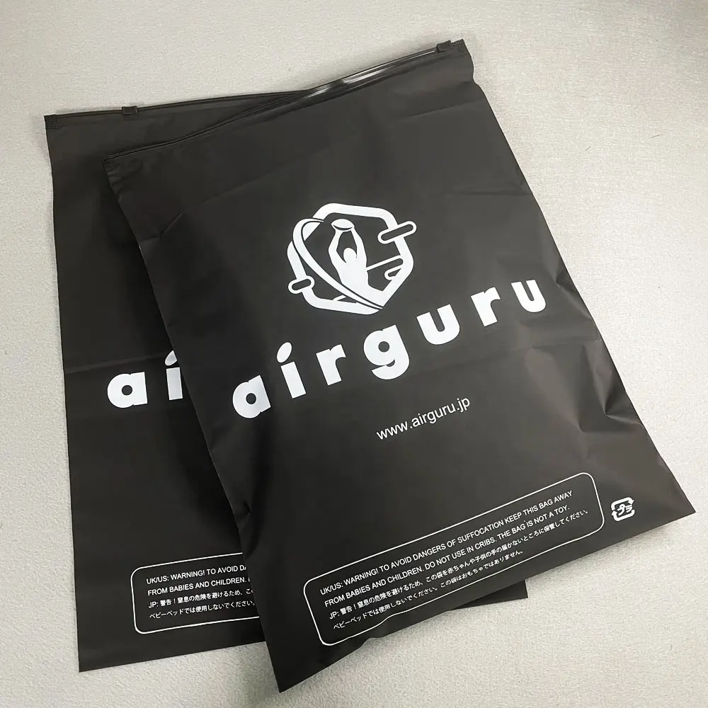 गर्म बिक्री के लिए अनुकूलित काले कपड़े ज़िप लॉक पॉली बैग पैकेजिंग हुडी पाउच कस्टम लोगो मुद्रित जिपर प्लास्टिक बैग