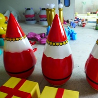 Tropfenförmige Glasfaser-Skulptur Lebendige Handbemalte FRP-Weihnachtsdekoration für Feiertagsausstellungen