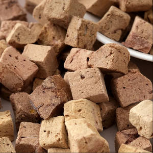 อาหารสัตว์เลี้ยงคุณภาพสูงจากตับวัวออร์แกนิกแบบฟรีซดราย รับผลิตแบบ OEM ODM อาหารสุนัขและแมว อุดมด้วยเลซิติน รสชาติอร่อยเหมือนไก่ - Product Image 3