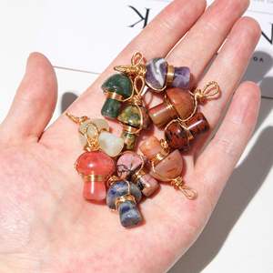 Collar con colgante de seta de cristal de piedras preciosas, colgante de alambre dorado hecho a mano - Product Image 6