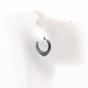 Pendientes Huggie y Aros de Moda yunnique de Acero Inoxidable 316 con Diseño Triangular Minimalista y Fácil de Colocar - Product Image 4