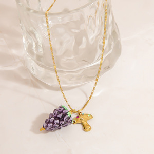 Collar con Colgante de Fresa, Cadena Dorada, Amuleto con Temática de Frutas, Accesorio de Joyería para Uso Diario - Product Image 3