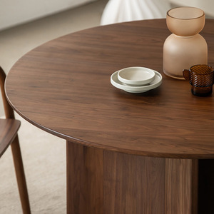 Mesa de Comedor Redonda de Nogal Estilo Naturalista Wabi Sabi, Diseño Moderno, Patas de Madera Estables, 4 Plazas - Product Image 3