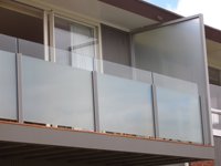 CBMmart Balustrade de balcon extérieur moderne personnalisée pour villa, en verre trempé, acier inoxydable et bois, avec poteau de clôture et main courante