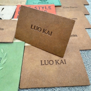 ป้ายหนังรักษ์โลกคุณภาพสูงสำหรับขายส่ง ปั๊มนูน/ปั๊มจม พิมพ์ลาย ตัดตรง พับได้ ป้ายโลโก้แบรนด์ตามสั่ง สำหรับเสื้อผ้าและกระเป๋า - Product Image 2