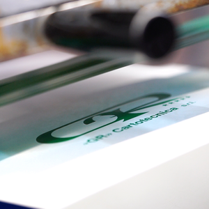 Bandejas cuadradas de cartón estriado laminado en ambos lados lado superior lado inferior dorado negro tamaño 35x35 cm - Product Image 3