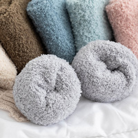Chaussettes d'intérieur douillettes et moelleuses pour femmes, couleur unie, broderie cœur personnalisée, idéales pour le sommeil et le quotidien, vente en gros