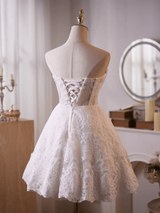 Vestido de Coquetel Mini Vintage Branco com Renda e Corpete de Pérolas para Chá de Panela e Festa de Casamento - Product Image 5