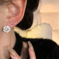 Anting-anting mutiara Camellia mewah ringan wanita anting-anting dengan selera tinggi desain Niche yang elegan musim gugur dan musim dingin