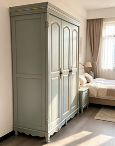 Armoire de luxe en bois massif avec finition dorée, 3 portes, panneaux courbes et base sculptée, pour chambre principale de style farmhouse - Product Image 3