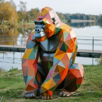 Décor de parc d'attractions de zoo moderne Statue de revêtement d'animal polygonale géométrique en métal Grandes sculptures de gorilles de couleur d'acier inoxydable