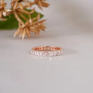 Anillo de Eternidad con Diamantes Baguette en Oro Rosa para Mujer, Anillo de Boda Delgado y Apilable, Joyería Minimalista - Product Image 5