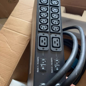 AP4422 ซ็อกเก็ต PDU สำหรับตู้แร็ค แบบสลับสองทาง 1U พร้อมสวิตช์โอนอัตโนมัติ AP4422 PDU - Product Image 1