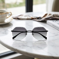 Lunettes de soleil polygonales sans monture pour femmes avec verres polarisés TAC, bord ondulé, branches fines en métal noir, personnalisables, vente en gros