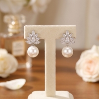 Boucles d'oreilles pendantes tendance en laiton avec perles, zircone cubique marquise et motifs feuille et fleur pour femme, idéales pour mariage romantique et fête nuptiale