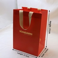 Sac en papier kraft personnalisé avec logo, nouveau design, estampage à chaud doré, sac de shopping pour vêtements, sac cadeau recyclable avec ruban en satin