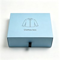 Boîte à tiroir coulissant en carton rigide pour emballage de t-shirts, avec gaufrage, pelliculage mat et doublure en éponge pour vêtements